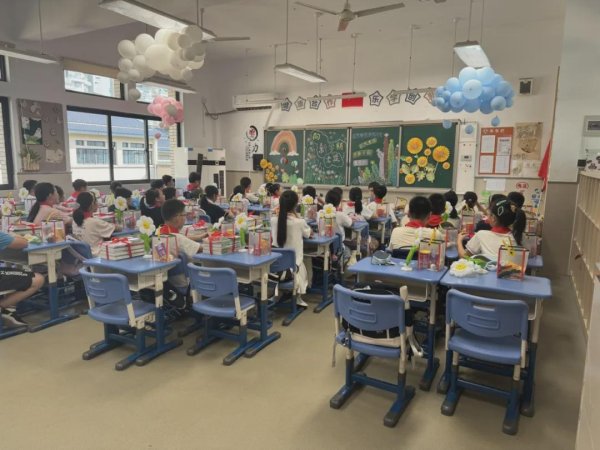 长胜证券 杭州不少班主任接到家长电话，“最好坐在第二第三排”“同桌选一个乖巧学霸”，有老师正面“硬刚”！