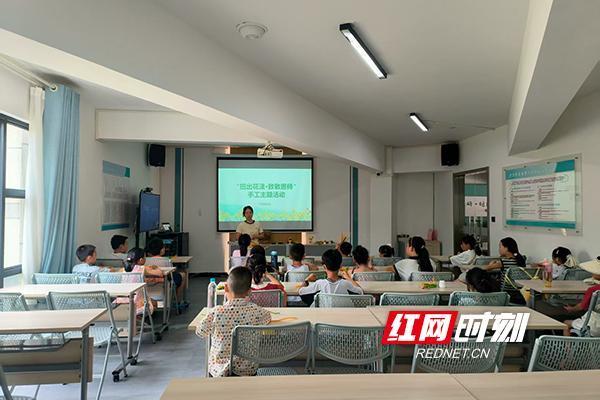 高忆配资 教师节前“花”式告白：以手作之名，致谢师之心