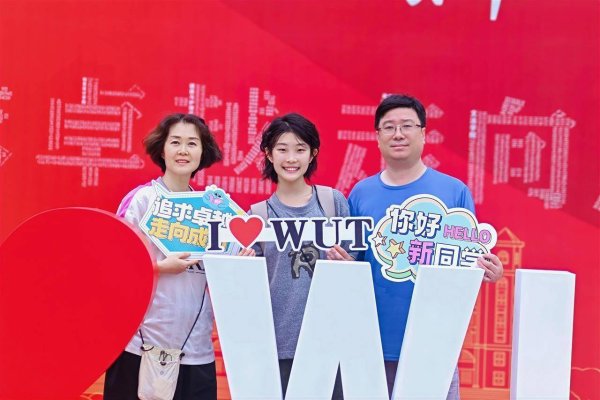 赢翻网 缺一笔都不完整！武汉这所高校将5000名新生姓名拼成校训打卡墙